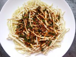 浇上一层料汁。