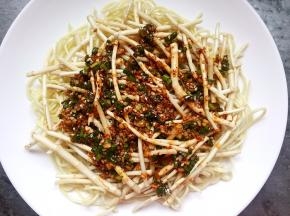 浇上一层料汁。