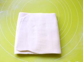 之后将擀好的面片折成三折