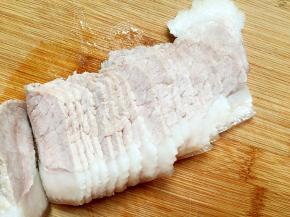 煮好的肉切薄片。