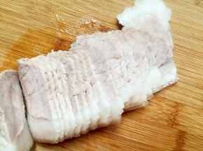 煮好的肉切薄片。