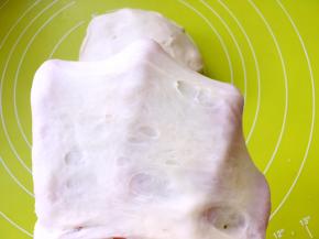 这样推揉大约15分钟左右，切下一小块面团，双手慢慢可以撑出厚膜