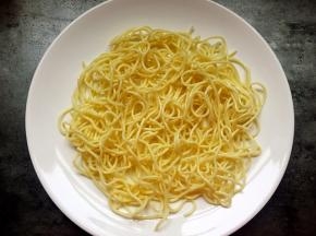 将凉面摆入盘中。