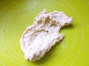 之后将面团倒在揉面垫上，用手掌一直向前推揉，就像洗衣服一样，这样可以增加面团的筋度