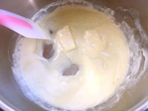 70克白巧克力加入45克淡奶油，小火加热至巧克力融化，取三分之二装入裱花袋