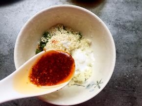 将蒜、葱、白糖、白芝麻一起放入碗中，再加入两勺辣椒油、一勺生抽、一勺老抽、一勺醋，三勺凉白开拌匀备用。