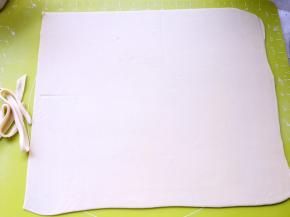 裁掉不规则的边缘，剪裁好的面片是直角的方形即可