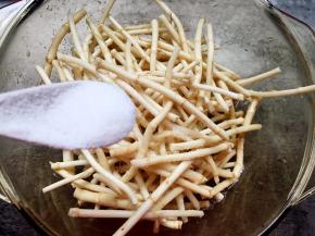 加入适量盐拌匀腌制5分钟，然后用清水漂洗两次沥干水份备用。