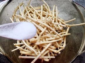 加入适量盐拌匀腌制5分钟，然后用清水漂洗两次沥干水份备用。