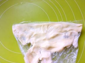 用手一点点推黄油，将保鲜袋两个角填满，排出空气