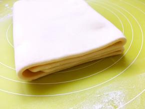 之后将两侧的面片向中间对折，之后再将对折的两片对折在一起，就像叠被子一样折成四折