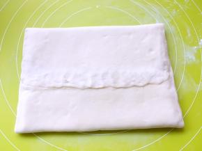 之后将两侧的面片对折，包裹上黄油，并将对折处捏紧，两侧的上下对接也要捏紧，之后放室温松弛10分钟，让黄油跟面团回温变软