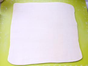 取出冷藏好的面团，撒点干粉，尽量擀成长方形，厚度约为0.2厘米左右