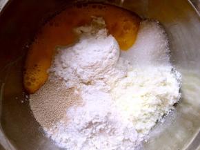 盆内加高筋面粉，低筋面粉，奶粉，砂糖，酵母跟全蛋液