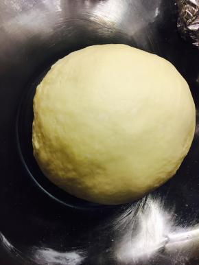 波兰种提前制作，50水，50粉，1克酵母。混合后冰箱冷藏20小时。或者混合后室温发酵至蜂窝状。制作时取50克。 除盐和黄油外其他材料揉成团，加入黄油和盐，揉在出膜。