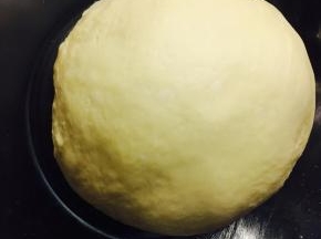 波兰种提前制作，50水，50粉，1克酵母。混合后冰箱冷藏20小时。或者混合后室温发酵至蜂窝状。制作时取50克。 除盐和黄油外其他材料揉成团，加入黄油和盐，揉在出膜。