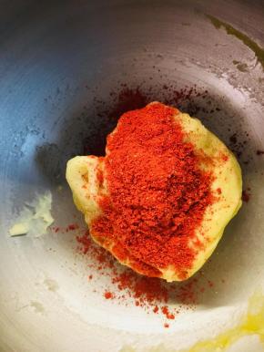 从主面团中分出100克，加入草莓粉和红曲粉，揉的过程中，加一点点牛奶让色粉融化。