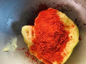 从主面团中分出100克，加入草莓粉和红曲粉，揉的过程中，加一点点牛奶让色粉融化。