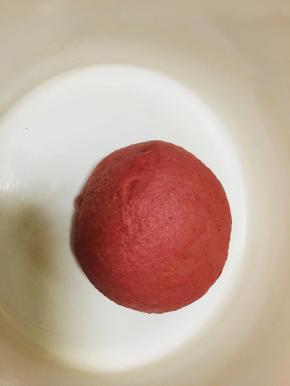 主面团和加入色粉的面团，覆盖保鲜膜，进行基础发酵，发酵至两倍大。