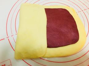 进行第一次折叠，左起三分之一向右折。左起三分之一向左折，覆盖住之前折过来的部分。