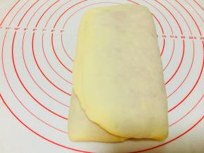 折好后，轻压几下。因为还要折叠一次，所以稍微按长一些