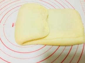 将面团调转方向。重复之前的折叠，3折。