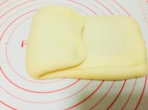 将面团调转方向。重复之前的折叠，3折。