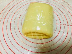 折好后，覆盖保鲜膜松弛15分钟。