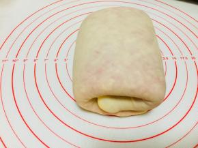 15分钟后，重复之前折叠过程。这次折叠后，你会发现，包裹的红色渐渐的从表面可以清晰的看到。