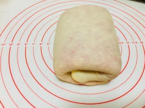 15分钟后，重复之前折叠过程。这次折叠后，你会发现，包裹的红色渐渐的从表面可以清晰的看到。