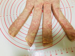 折好同样松弛15分钟后，稍微擀开。不要擀的太薄。将面片分成3条或者4条。