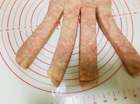 折好同样松弛15分钟后，稍微擀开。不要擀的太薄。将面片分成3条或者4条。