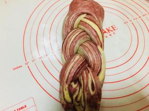 将分割好的条，编成辫子。结尾处捏紧。辫子两端向下折，在底部相遇。