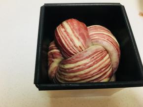 放入水立方中进行2次发酵。发酵至模具9分满。盖上盖子。