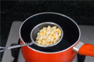 烧开适量水，将玉米焯熟捞起
