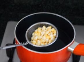 烧开适量水，将玉米焯熟捞起