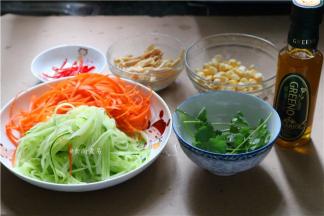 腐竹提前浸泡软切丝，胡萝卜、黄瓜分别去皮、洗净刨丝，玉米洗净剥粒，香菜、辣椒洗净切丝