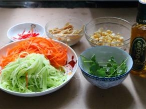 腐竹提前浸泡软切丝，胡萝卜、黄瓜分别去皮、洗净刨丝，玉米洗净剥粒，香菜、辣椒洗净切丝