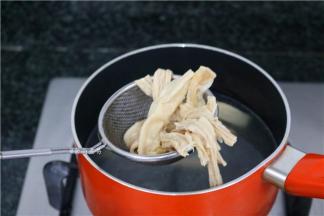 腐竹焯一下，可以去除豆腥味