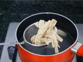 腐竹焯一下，可以去除豆腥味