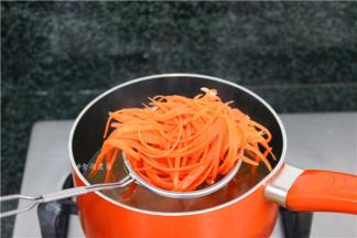 胡萝卜焯20秒钟捞起