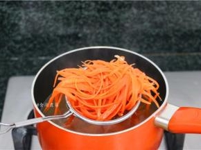 胡萝卜焯20秒钟捞起