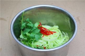 全部食材用较大的盆子盛起