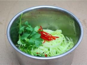 全部食材用较大的盆子盛起