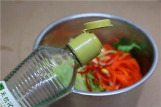 调入亚麻籽油、少许盐、米醋，香油