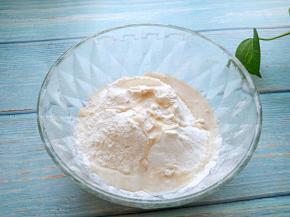 将酵母水和温水倒入，在面粉中。