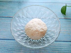 揉成光滑的面团，盖上保鲜膜，温暖处发酵到二倍大。