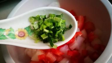 加入洋葱丁 香菜碎