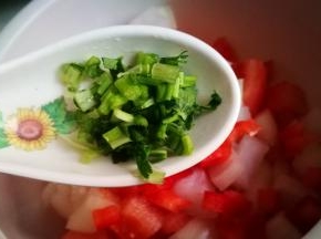 加入洋葱丁 香菜碎