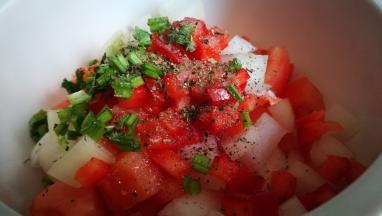 撒上黑胡椒 罗勒拌匀